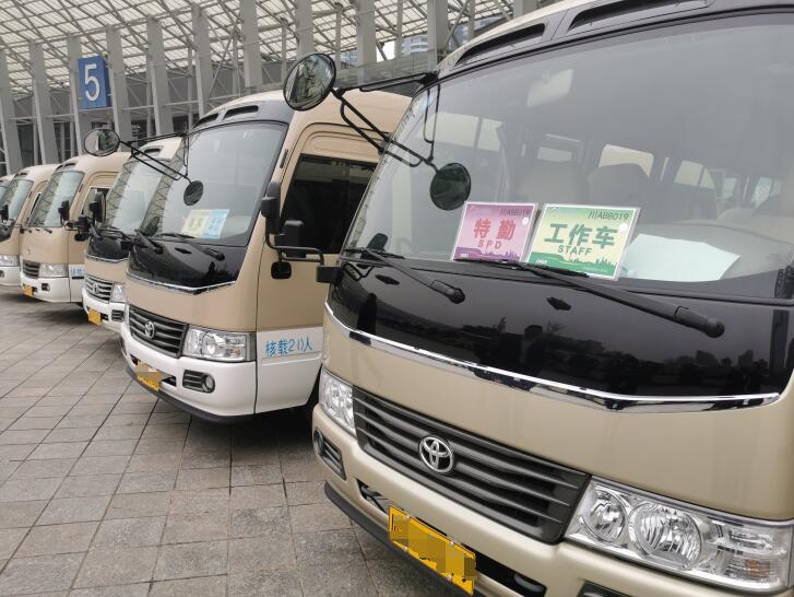成都租中巴車費(fèi)用是多少？