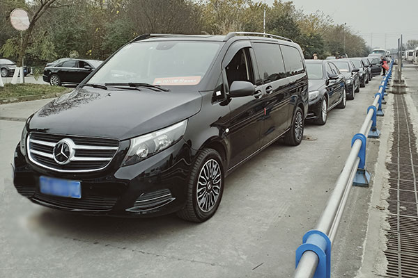 成都商務(wù)接待租車費(fèi)用一天多少錢？