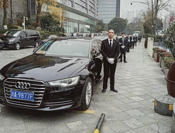 成都會(huì)議租車(chē)價(jià)格多少錢(qián)？