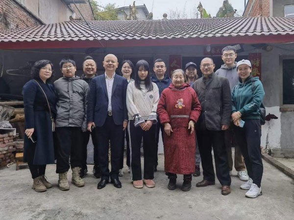 圖：四川能投文旅國信租車主要負(fù)責(zé)人、分會相關(guān)人員與何萱及奶奶合影